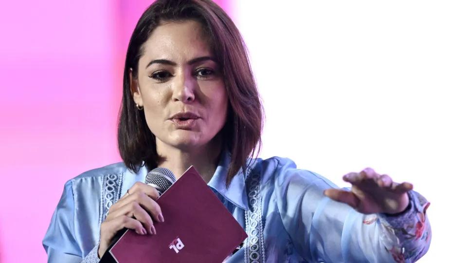 Michelle Bolsonaro cita traições em discurso e Flávio confirma pré-candidatura