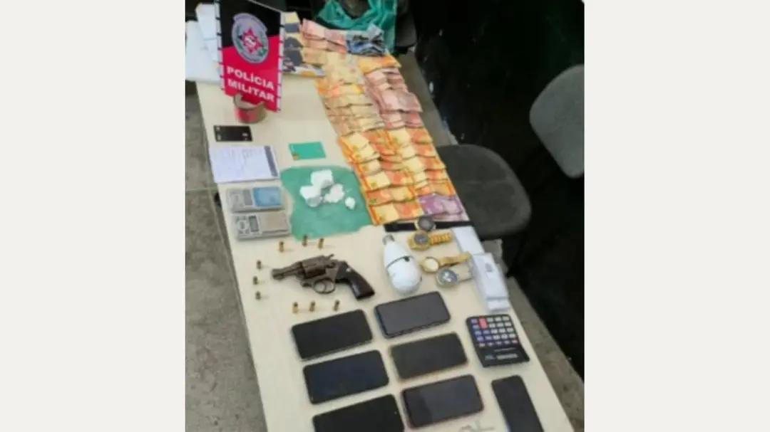 Polícia prende dupla e apreende drogas e revólver em Cajazeiras