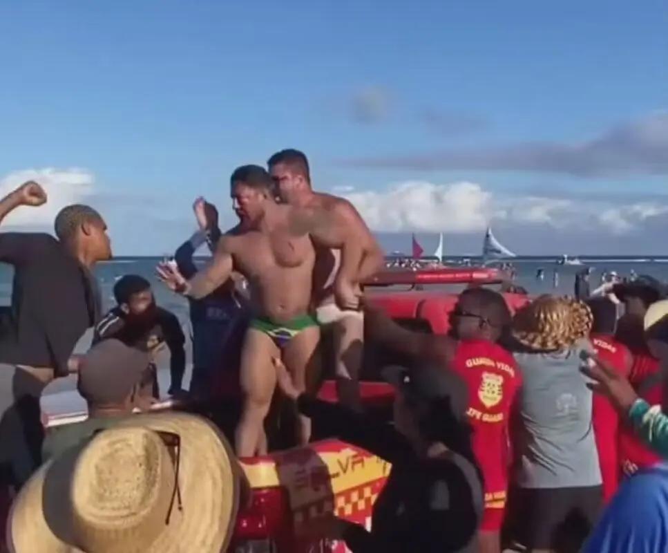 Comerciantes se manifestam após agressão a turistas em Porto de Galinhas