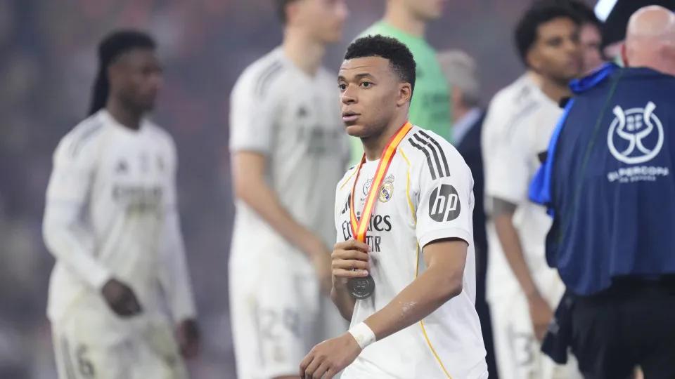 Laporta critica Mbappé por recusar guarda de honra ao Barcelona