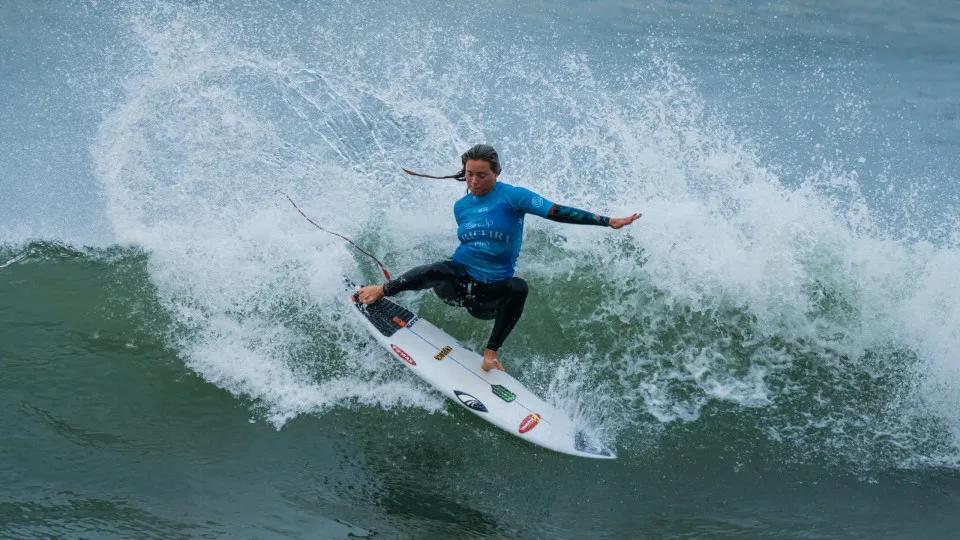 Laura Raupp é atingida por água-viva e eliminada no Mundial Júnior da WSL