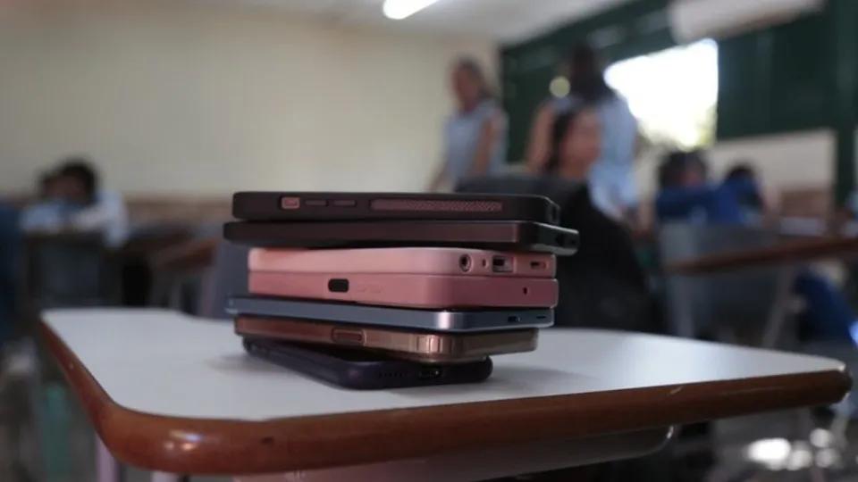 Lei que restringe uso de celulares nas escolas completa um ano em vigor