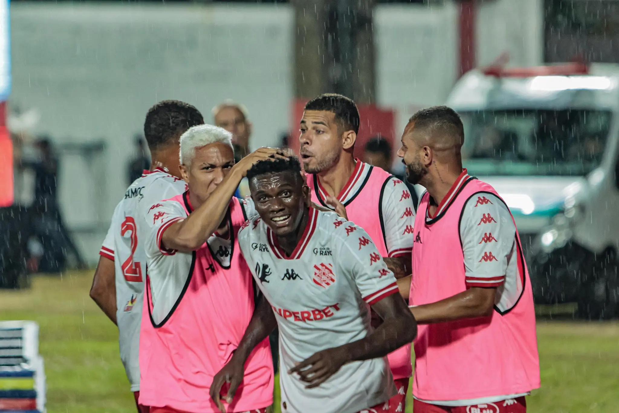 Bangu vence Flamengo por 2 a 1 em Moça Bonita