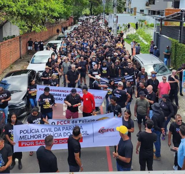 Policiais protestam por reajuste salarial em João Pessoa