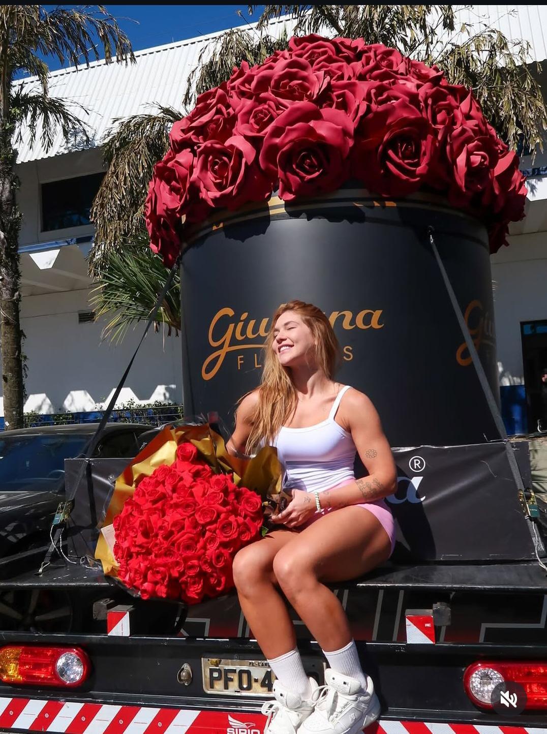 Cantor famoso surpreende Virginia Fonseca com caminhão de flores
