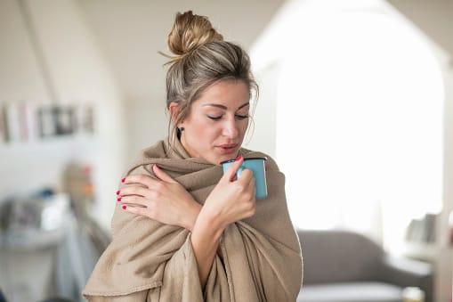 Por que as mulheres sentem mais frio que os homens, segundo a ciência