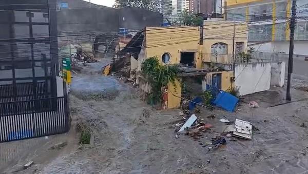 Rompimento de reservatório em Campina Grande deixa uma pessoa morta e casas destruídas