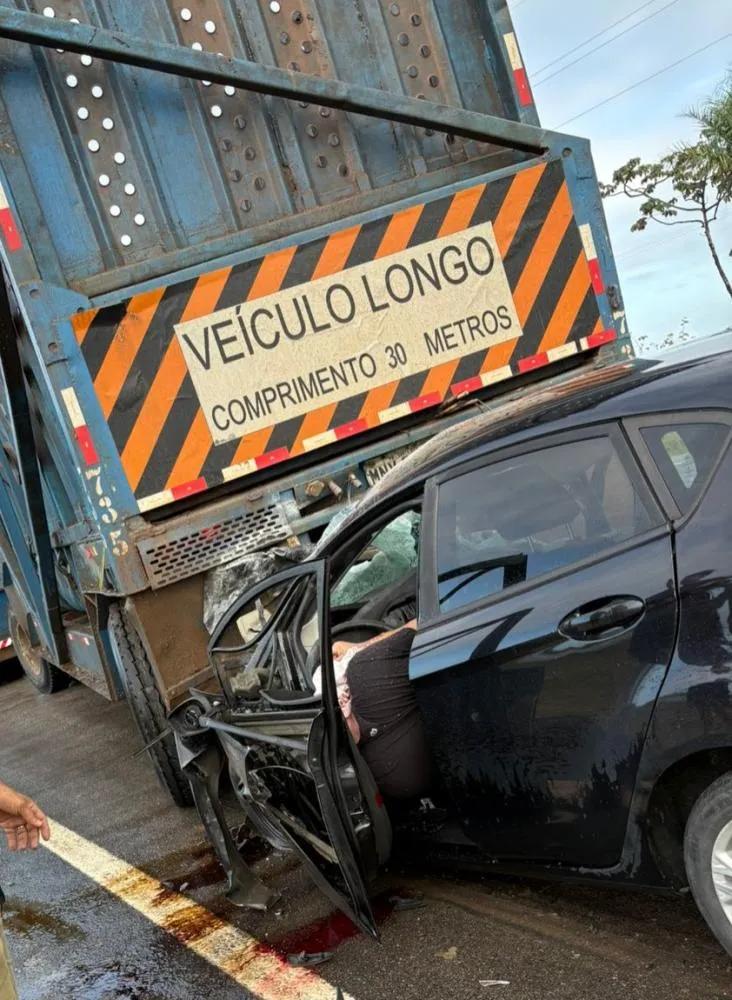 Motorista morre preso às ferragens após acidente na BR-230
