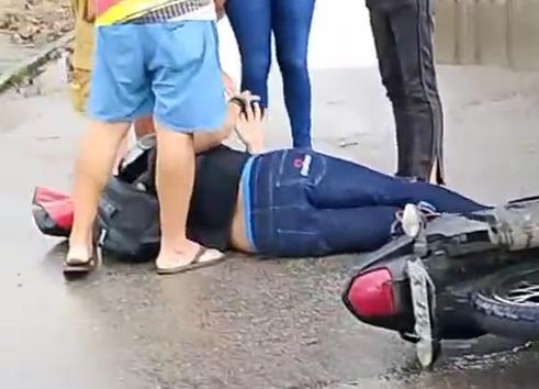 Colisão entre carro e moto deixa vítima ferida no Esplanada, João Pessoa