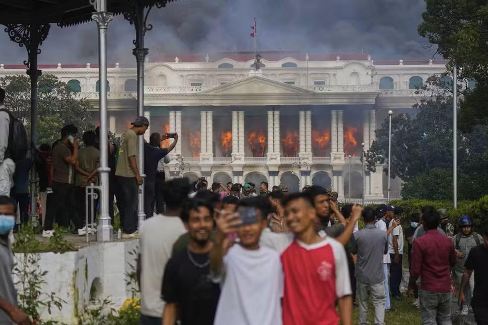 Protestos no Nepal: Geração Z derruba premiê após caos e violência