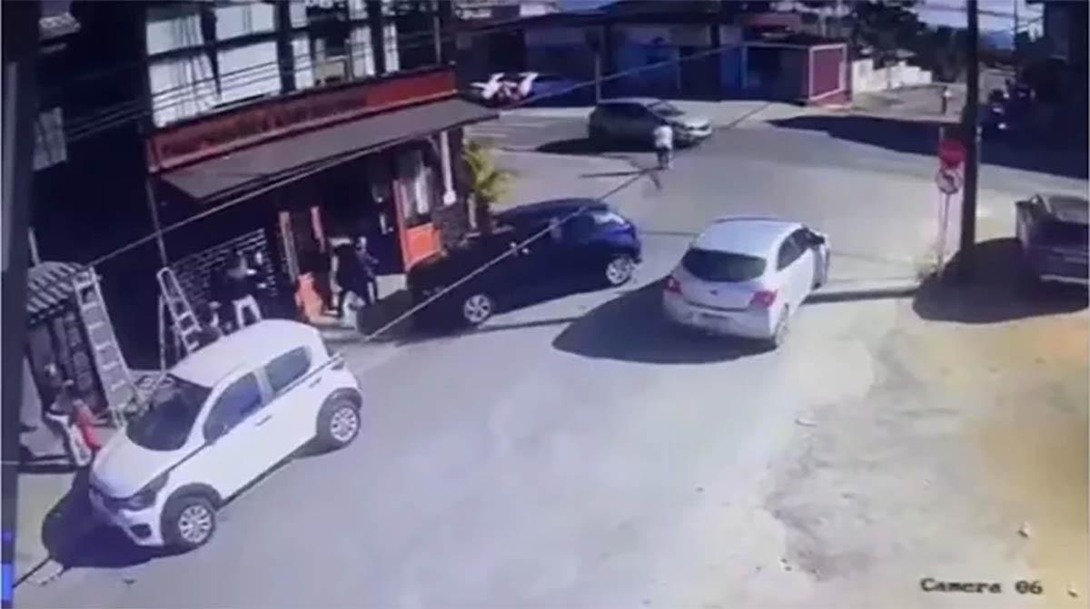 Motorista recém-habilitada atropela cinco pessoas em Penha