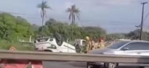 Motorista fica ferido após capotamento na BR-101 em João Pessoa