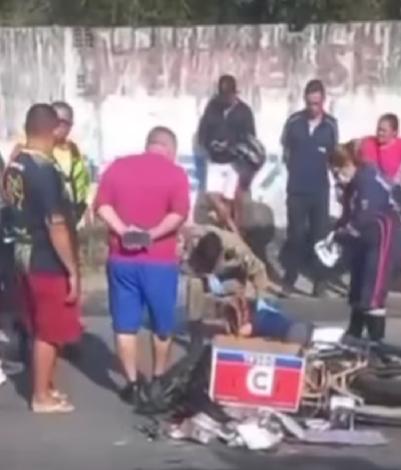 Homem fica ferido em colisão entre carro e moto em Campina Grande