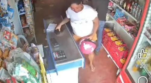 Mulher furta celular em minibox no Conjunto da Repitidora, em Pilões