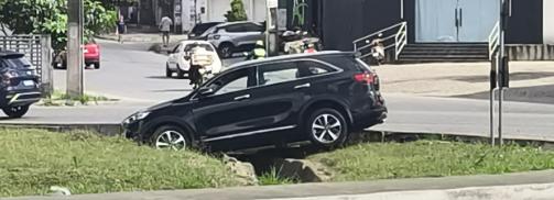 Motorista perde controle e cai em girador na Dinamérica, Campina Grande