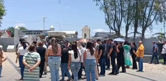 Sepultamento de cozinheira Suênia ocorre após desabamento em restaurante de Fogaça