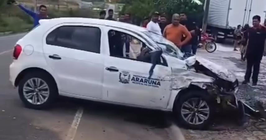 Caminhão colide com veículo da Prefeitura de Araruna na rodovia entre Pirpirituba e Guarabira
