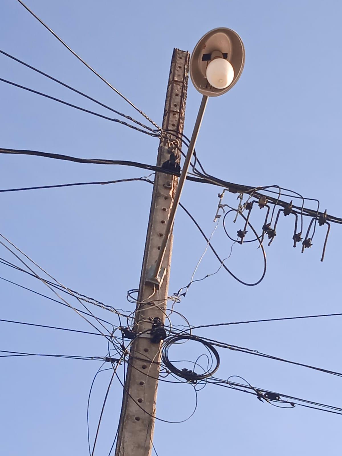 Moradores de Cuitegi denunciam poste danificado e cobram ação da Energisa