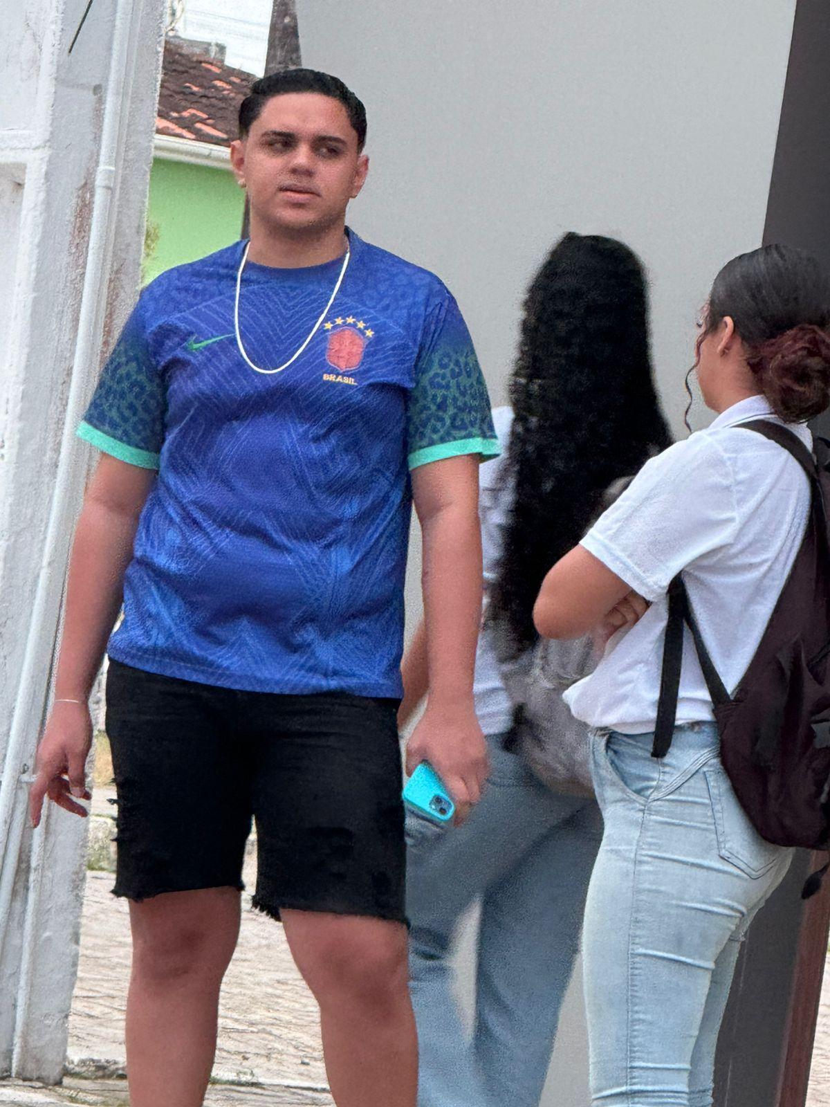 Homem destrói celular de namorada em público e gera revolta em Sapé