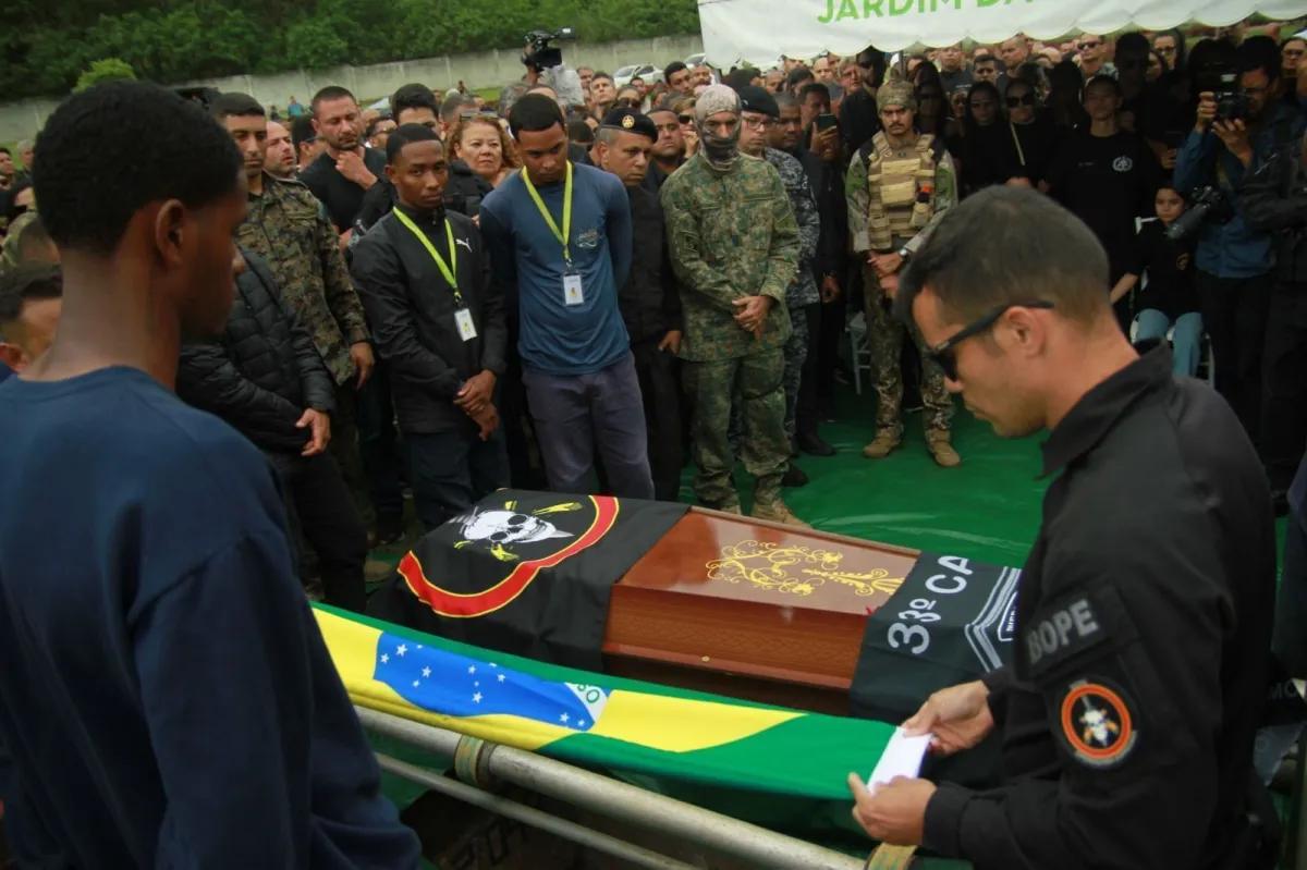 PMs mortos na megaoperação no Rio são velados com homenagem emocionante