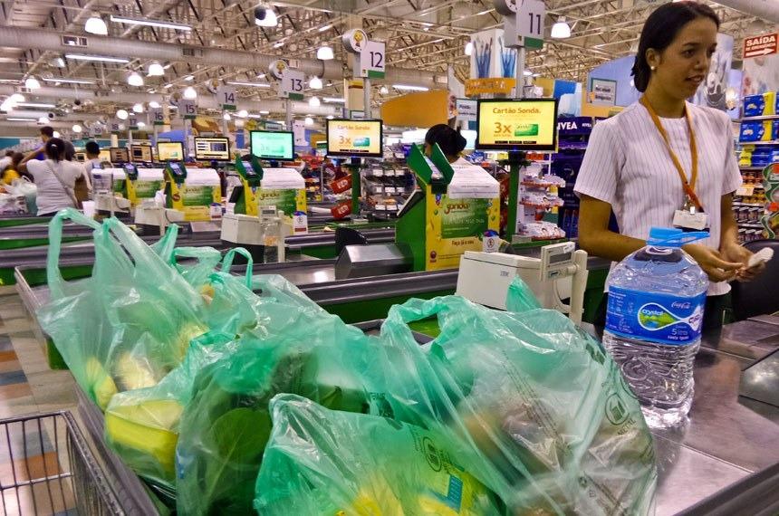 STF declara inconstitucional lei da Paraíba sobre sacolas grátis