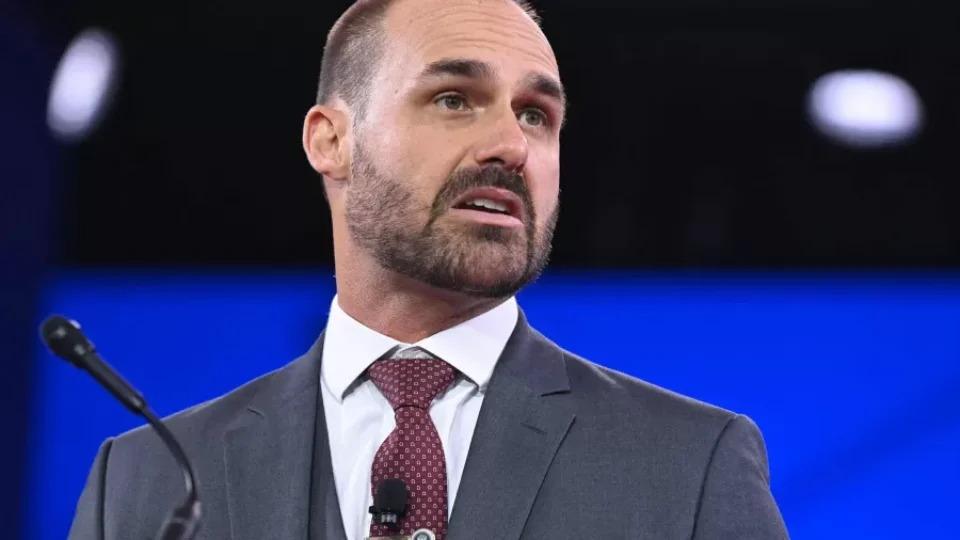 Eduardo Bolsonaro pede para exercer mandato remotamente dos EUA