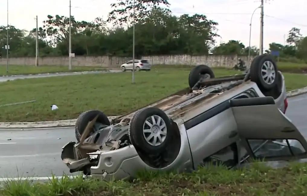 Acidente com capotamento deixa casal ferido em João Pessoa