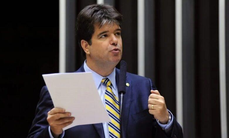 Ruy Carneiro vota contra PEC da Blindagem e defende transparência