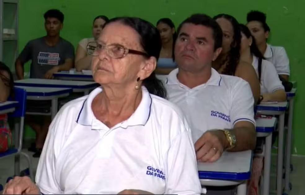 Aos 80 anos, agricultora volta a estudar e inspira família na Paraíba