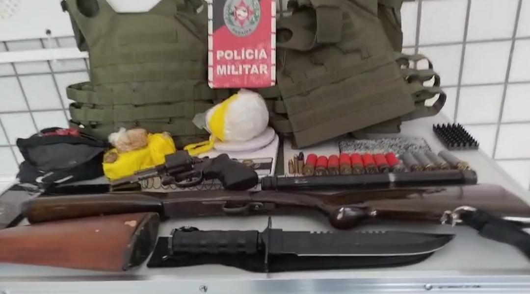 Polícia prende trio com drogas e armas após denúncia em Mulungu