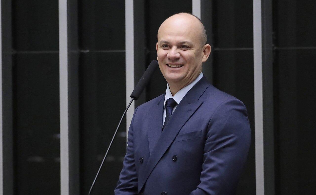 Cabo Gilberto critica isenção do IR e reclama do preço do iPhone