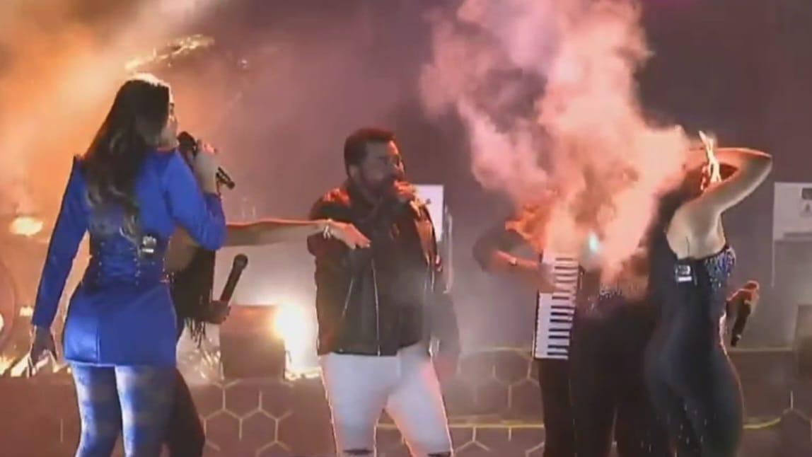 Backing vocal da Limão com Mel tem cabelo incendiado em show