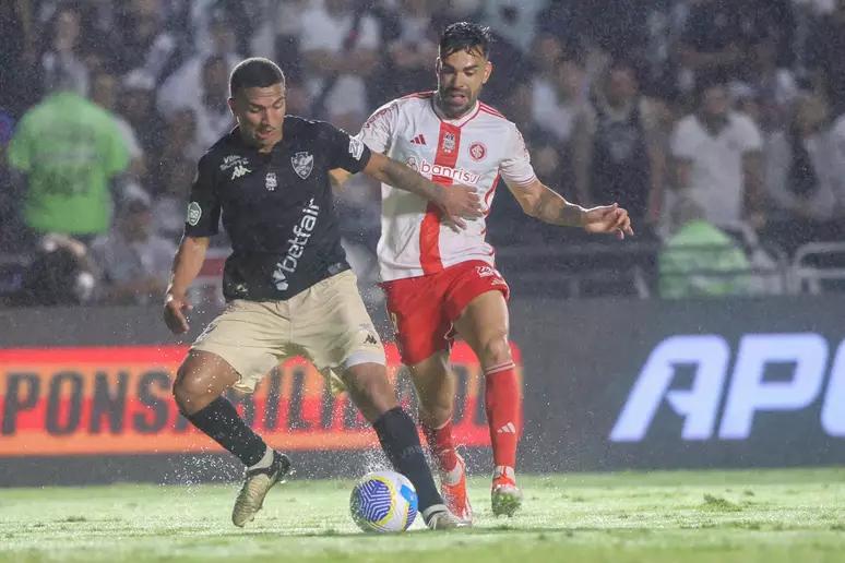 Internacional enfrenta Vasco para subir na tabela do Brasileirão