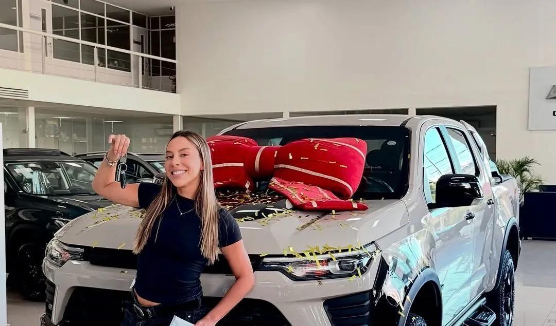 Renata Saldanha, campeã do BBB25, recebe carro quase 100 dias após vitória