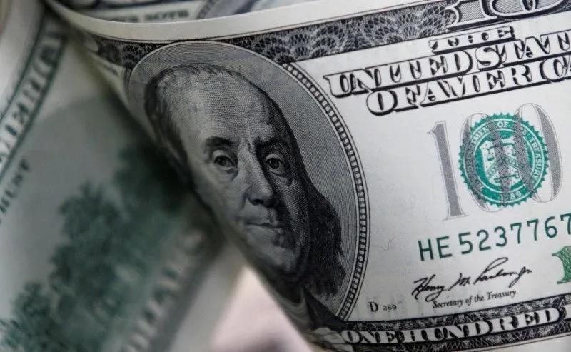 Dólar mantém liderança, mas enfrenta riscos fiscais e tarifários