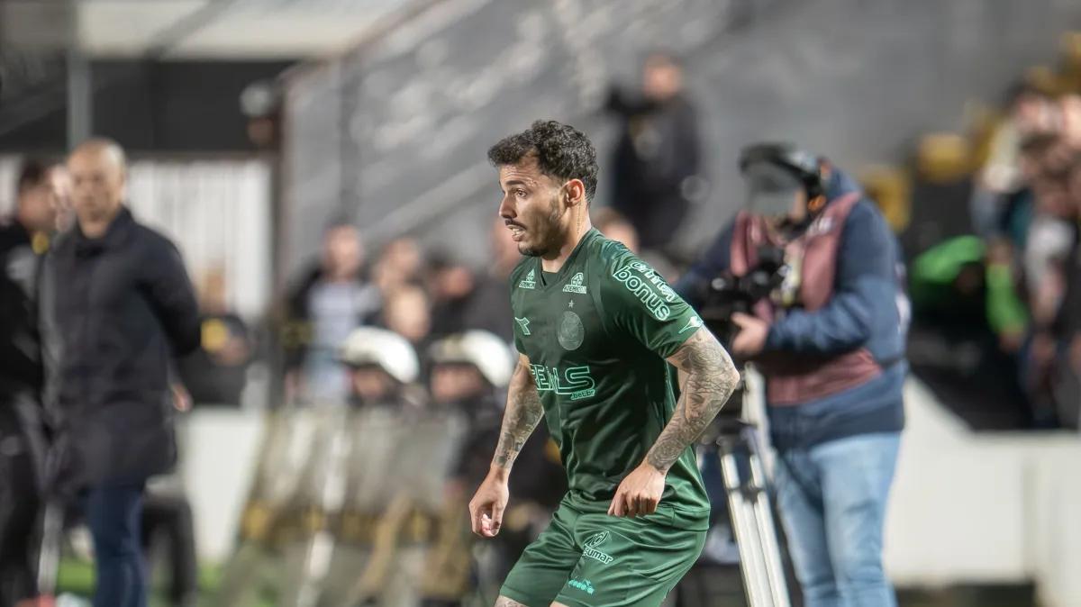Diretor do Goiás ameaça Zeca após confusão em empate com Coritiba