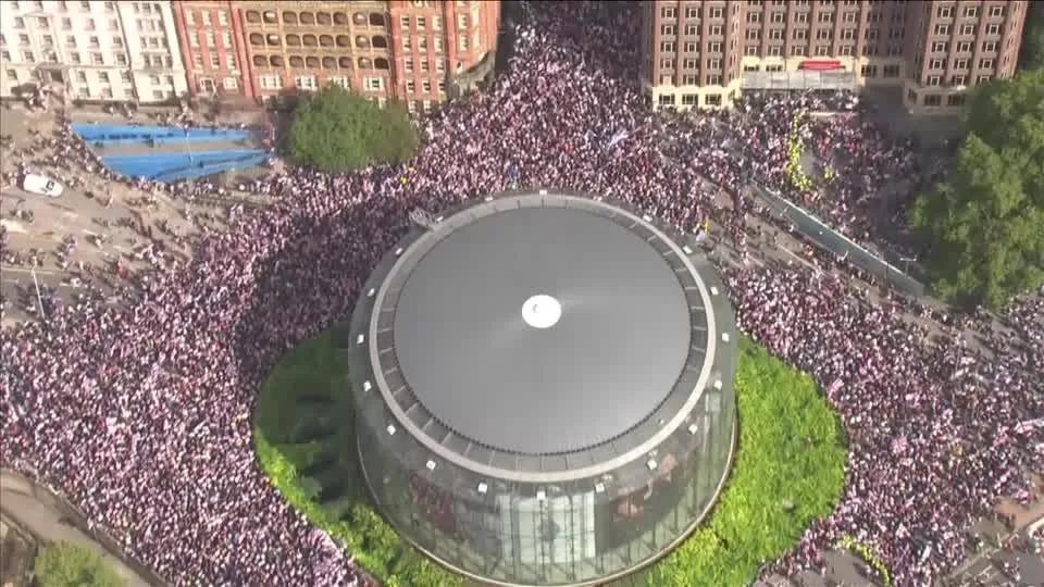 Mais de 100 mil participam de protesto anti-imigração em Londres