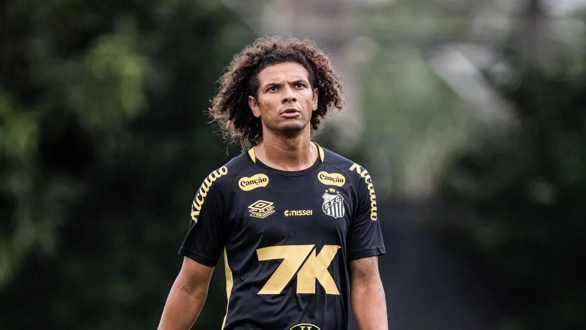 Santos avalia rescindir contrato com Arão por impasse nos bastidores