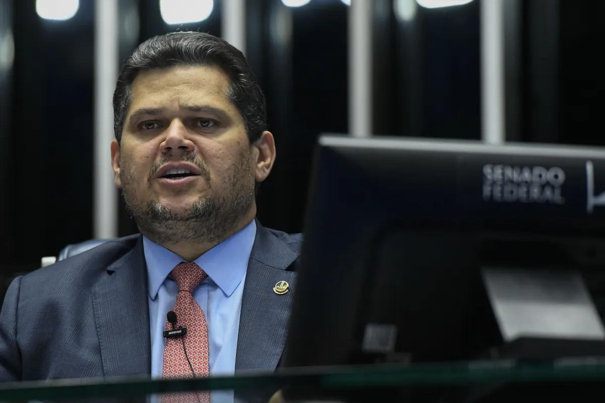Alcolumbre critica Eduardo Bolsonaro e alerta sobre tarifas dos EUA