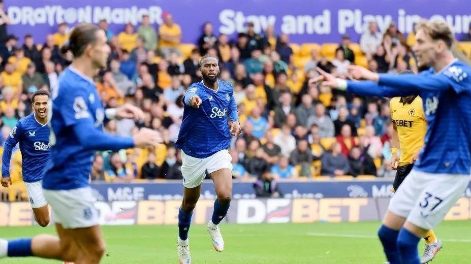 Everton desafia invencibilidade do Liverpool em Anfield pelo clássico da Premier League