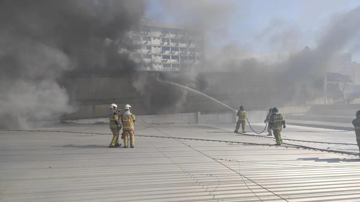 Incêndio em prédio comercial no RJ é extinto após 27 horas