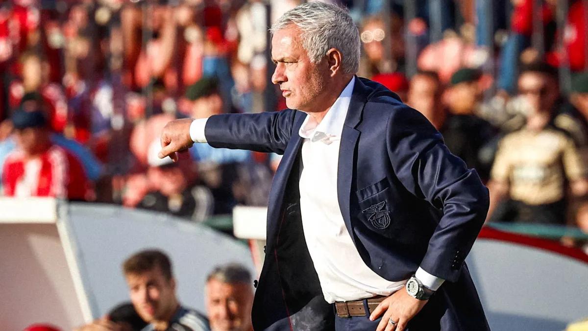 Benfica goleia AVS por 3 a 0 na estreia de Mourinho