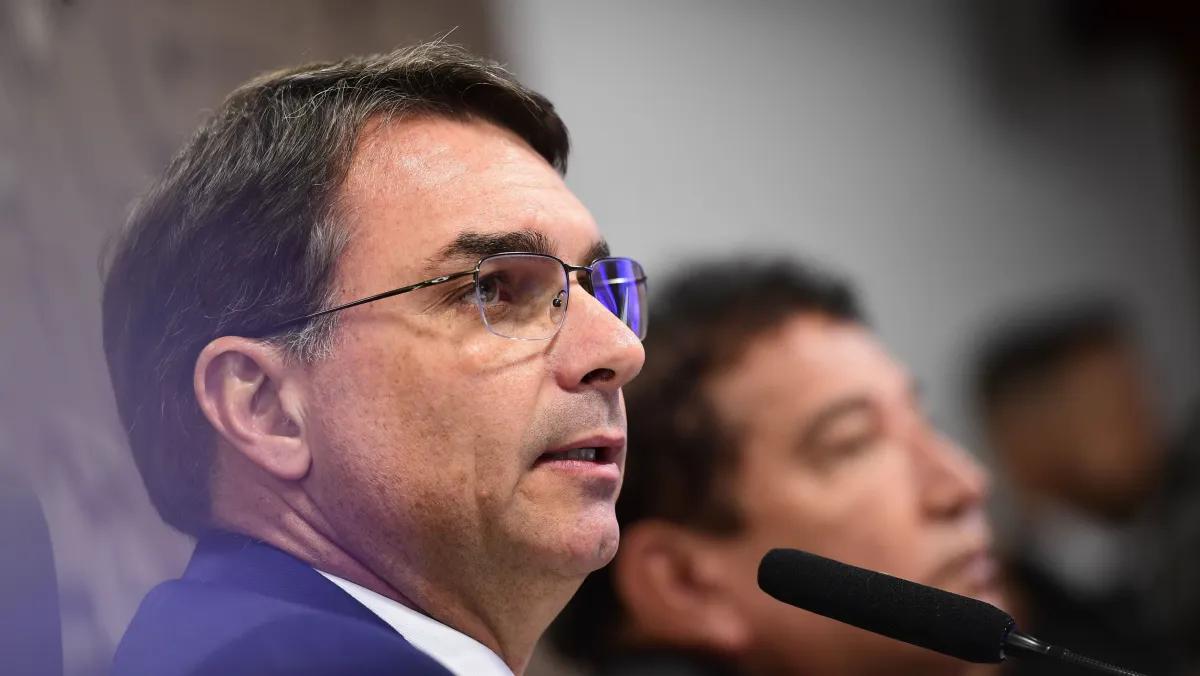 Flávio Bolsonaro pede à Itália que não extradite Carla Zambelli