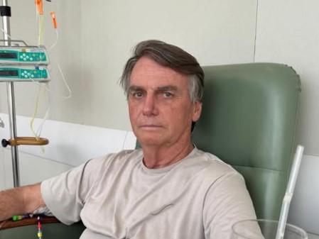 Bolsonaro recebe alta hospitalar e retorna à prisão em Brasília
