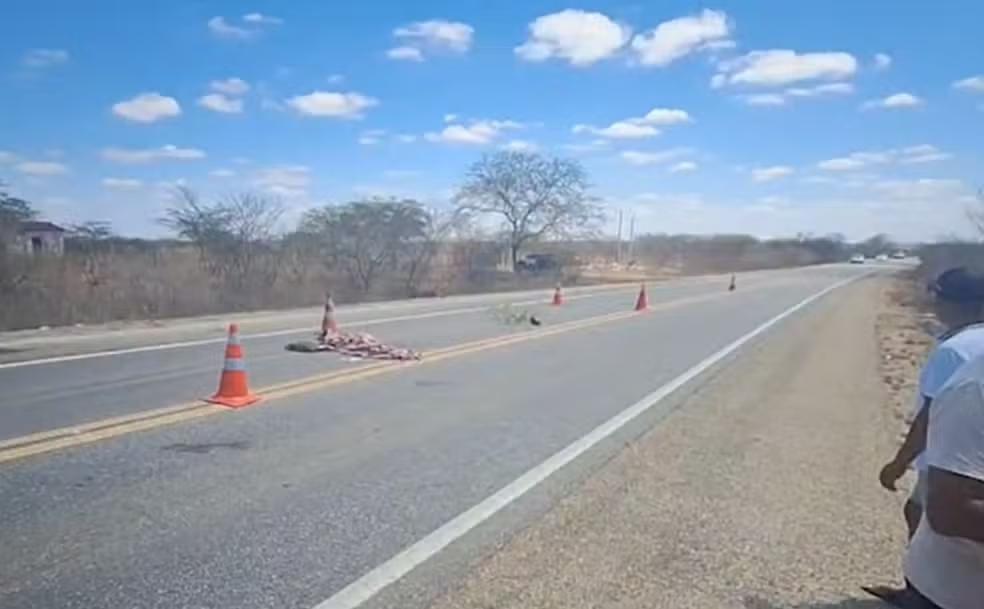 Mulher morre e filho fica ferido em acidente na BR-412, no Cariri