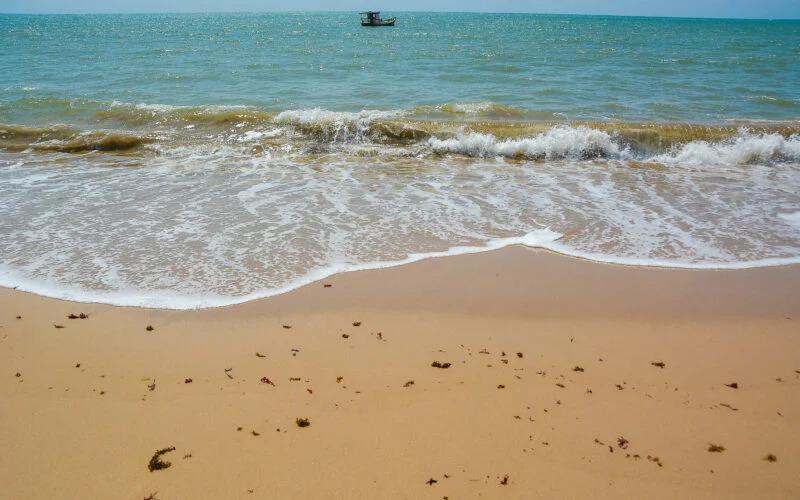 Mulher é encontrada morta na praia de Intermares, em Cabedelo