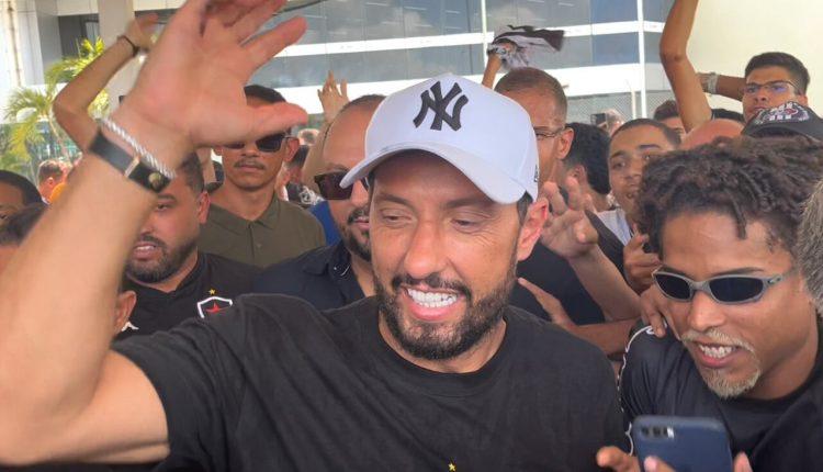 Nenê desembarca na Paraíba e é recebido por torcedores do Belo